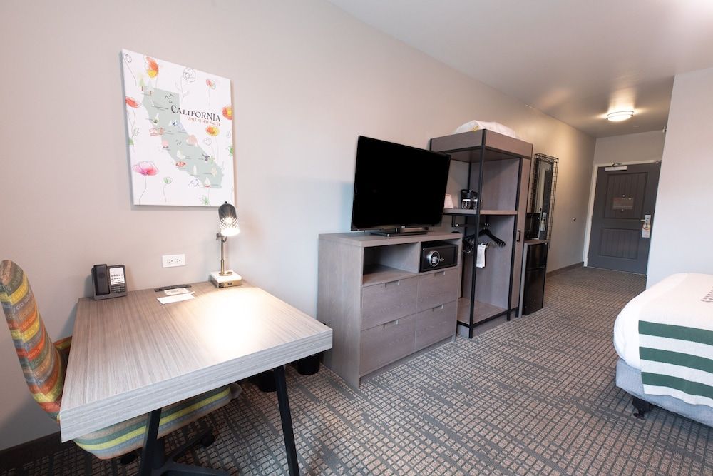 Oxford Suites Paso Robles King Suite Roll-In Shower 3