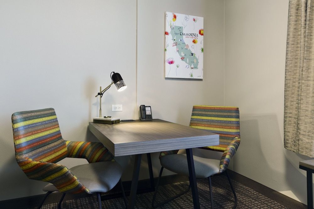 Oxford Suites Paso Robles 2 Queen Suite 4