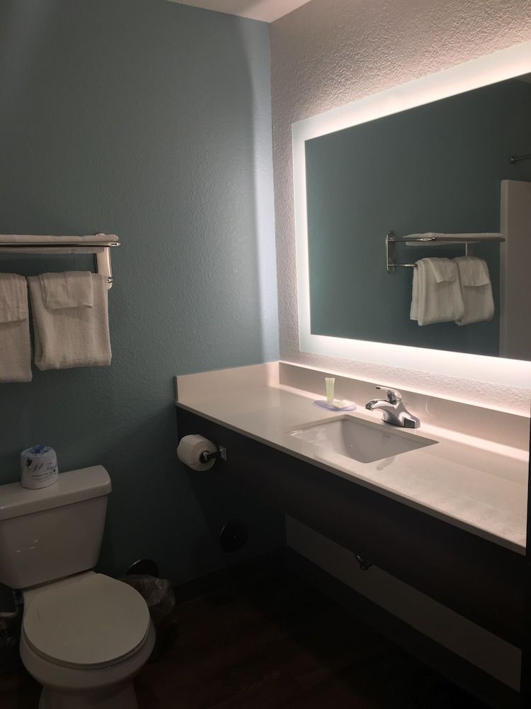 WoodSpring Suites Orlando International Drive Room, 1 Queen Bed, Accessible, Non Smoking (Bathtub) 4