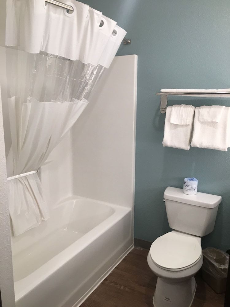 WoodSpring Suites Orlando International Drive Room, 1 Queen Bed, Accessible, Non Smoking (Bathtub) 5