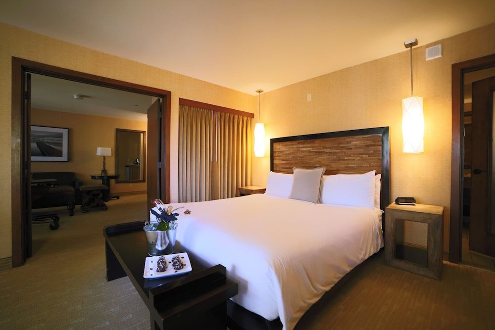 Suite, 1 King Bed, Balcony, Lakeside