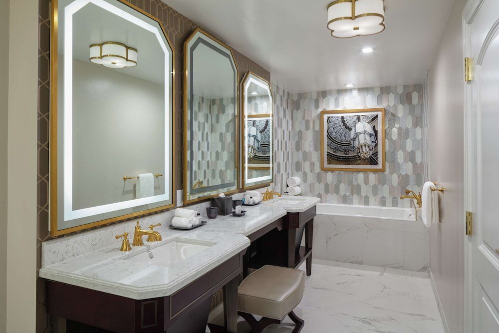 Suite, 1 King Bed (Eisenhower)