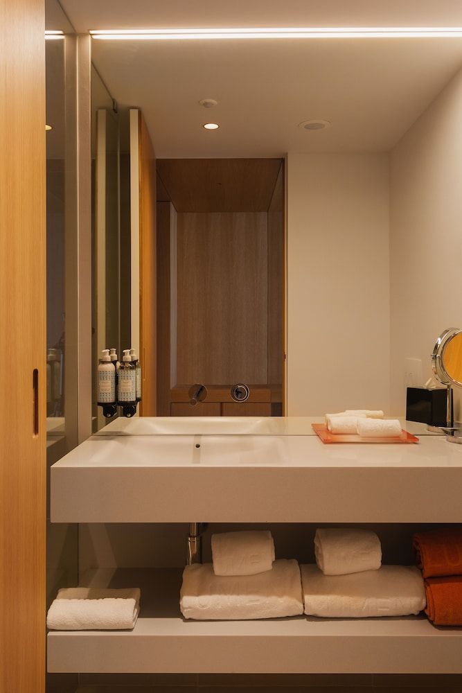 Lumen Hotel & The Lisbon Light Show Deluxe Double Room, City View 5