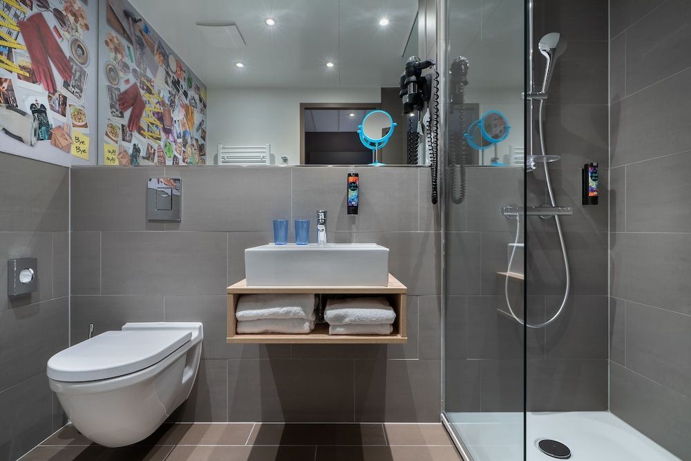 Holiday Inn - the niu, Timber Esslingen by IHG Premium Room, 1 Queen Bed 4