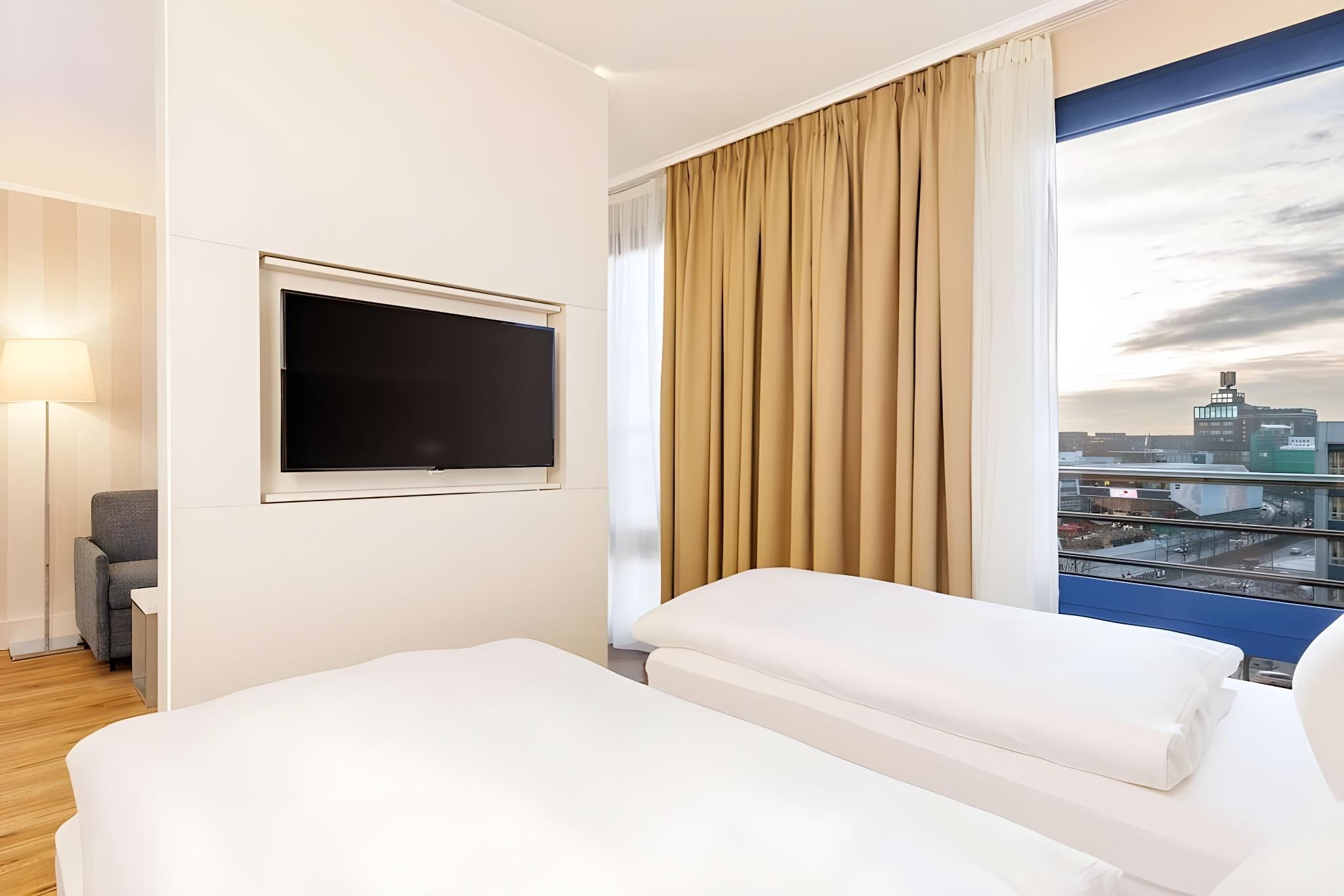Suite with extra bed (2 adults + 1 child)