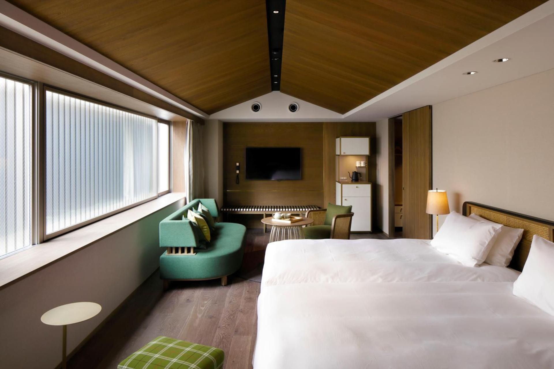 Corner Deluxe Twin Room - Lounge Access Included