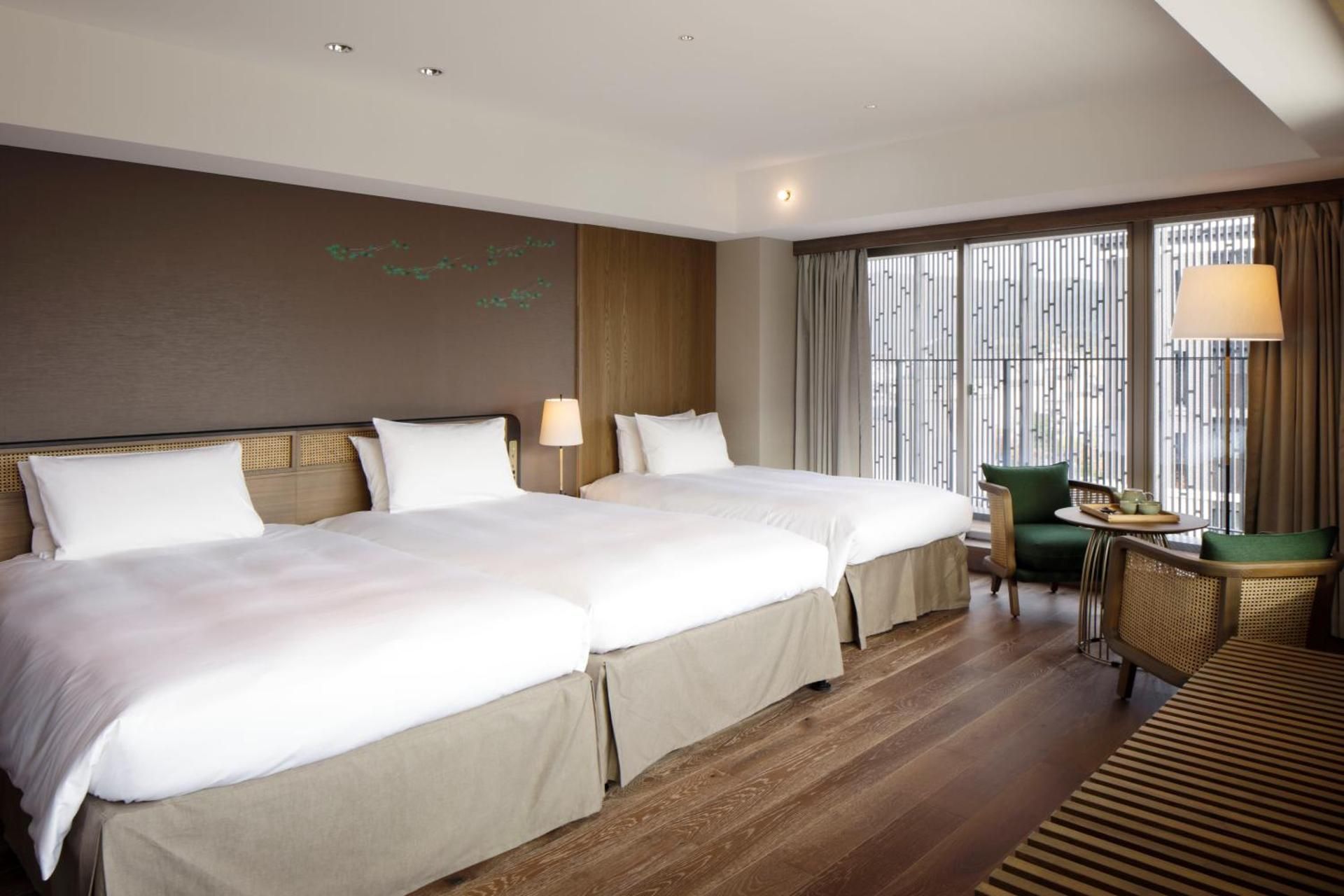 Deluxe Corner Twin Room with Lounge Access - 3 Adults