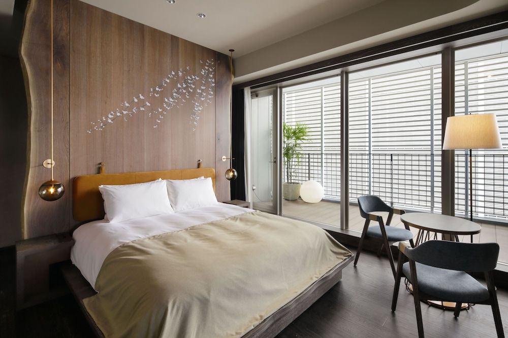 The Good Nature Suite with Lounge Access