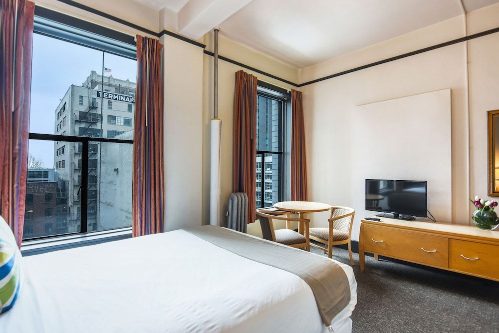 The Moore Hotel Standard Room, 1 Queen Bed, Private Bathroom, No Air Conditioning 4