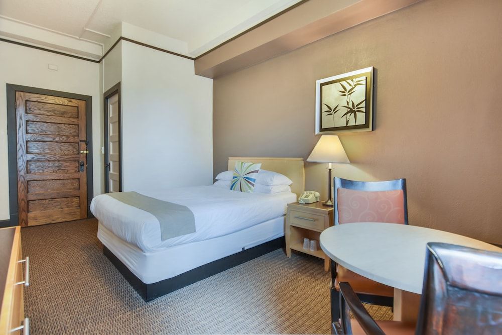 The Moore Hotel Standard Room, 1 Queen Bed, Private Bathroom, No Air Conditioning 3