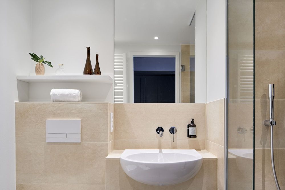 Schwan Locke Locke Studio 9