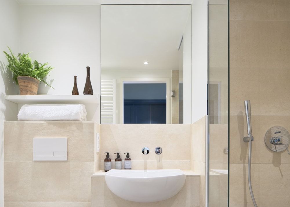 Schwan Locke Locke Studio 8