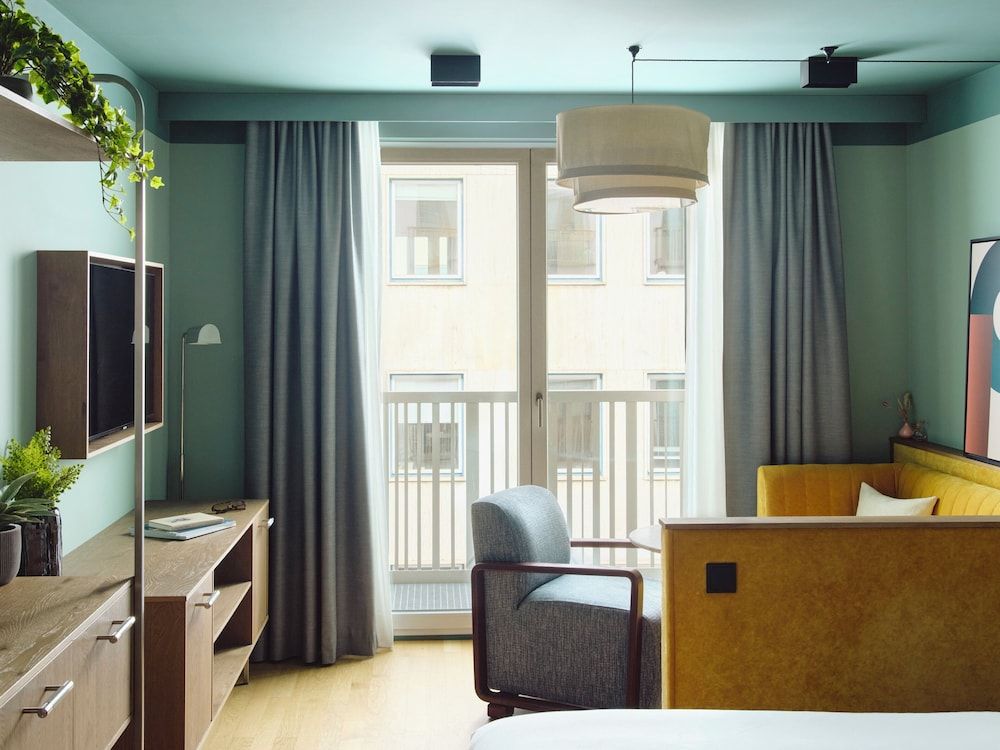 Schwan Locke Locke Studio 17