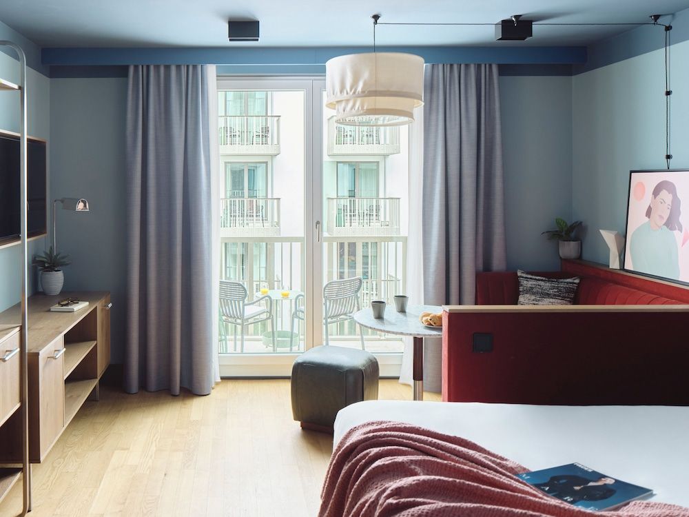 Schwan Locke Locke Studio with Balcony 6