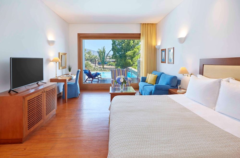 Luxury Suite Sea View with shared Pool