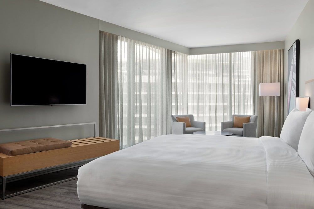 AC Hotel by Marriott Cape Town Waterfront Room, 1 King Bed, Harbor View 9