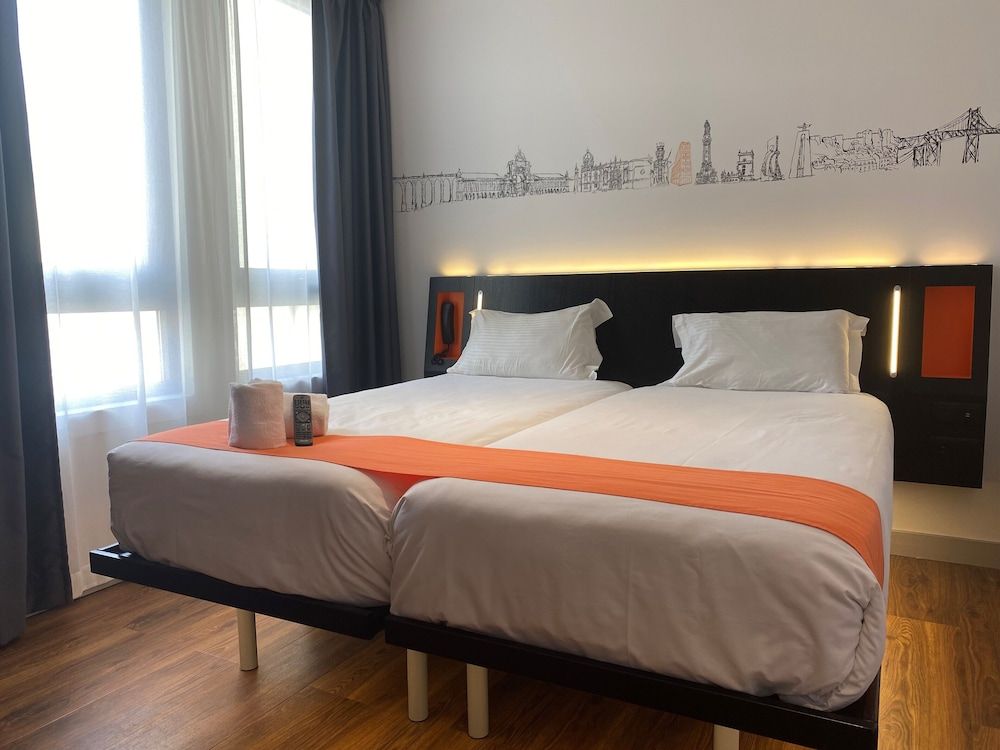 easyHotel Lisbon Superior Twin Room 2