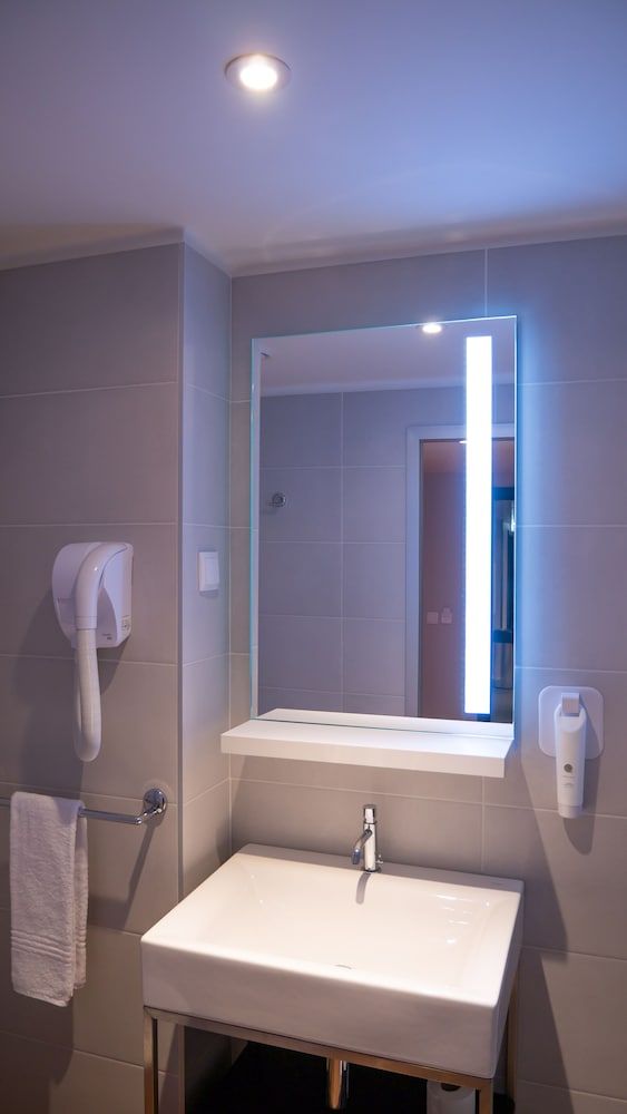 easyHotel Lisbon Standard Twin Room 4