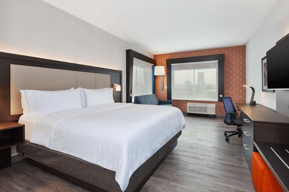 Suite, 1 King Bed, Roll-in Shower (Roll-In Shower)