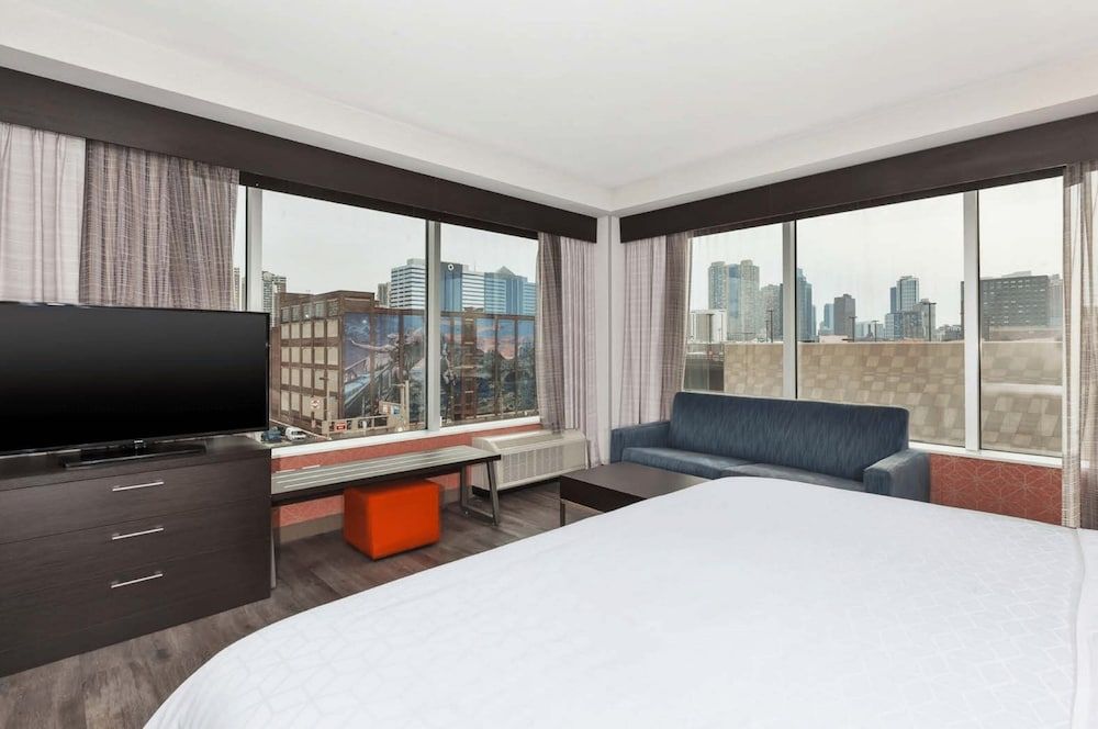 Suite, 1 King Bed, City View