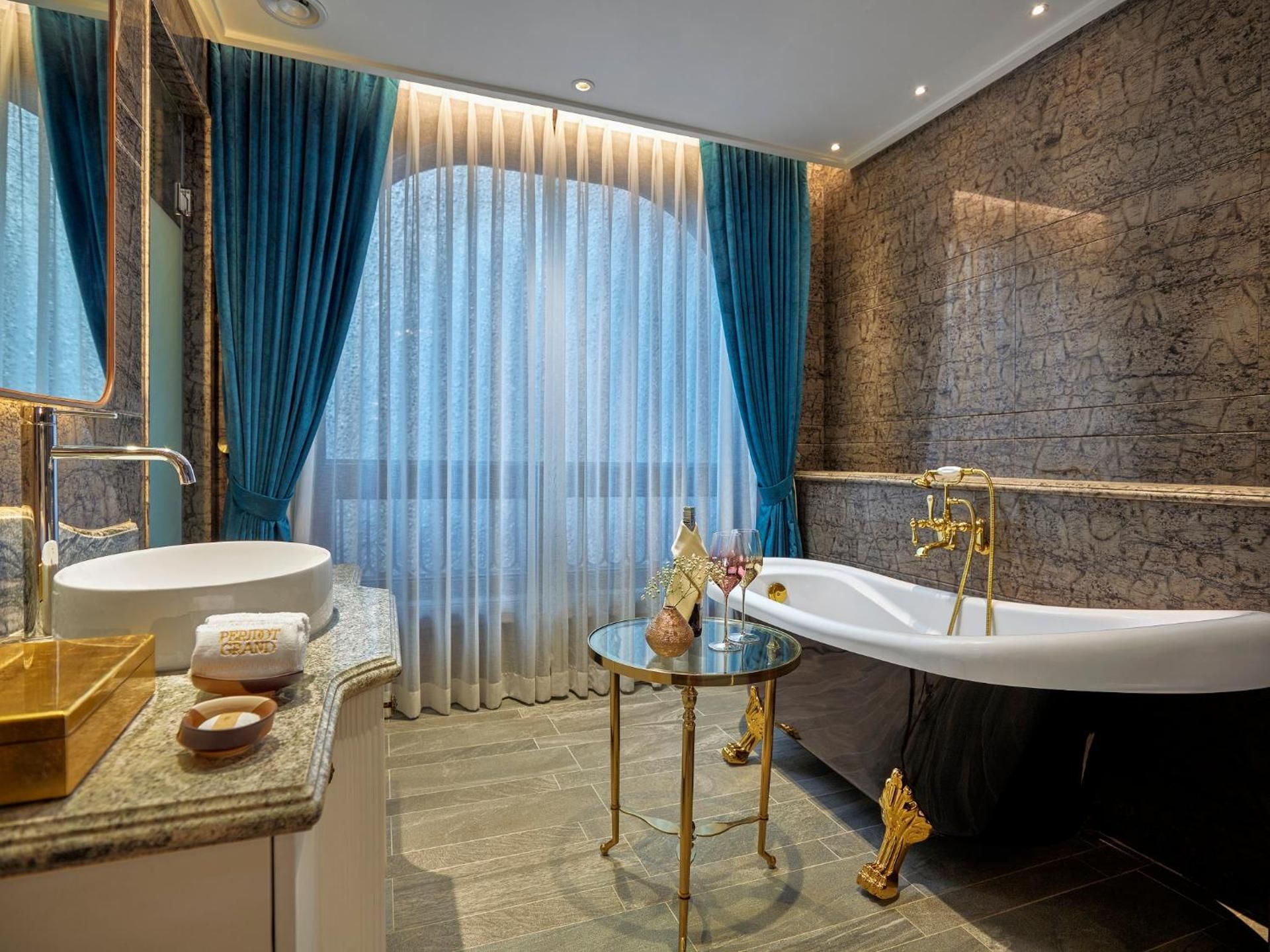Peridot Grand Luxury Boutique Hotel Chic Room 7