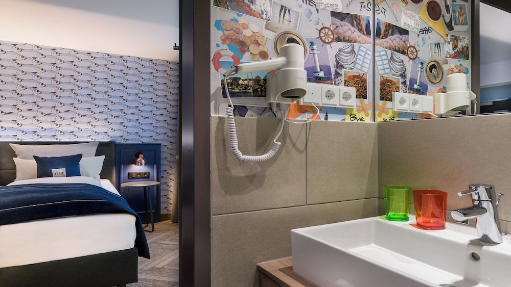 Holiday Inn - the niu, Welly Kiel by IHG Premium Room, 1 Queen Bed 8