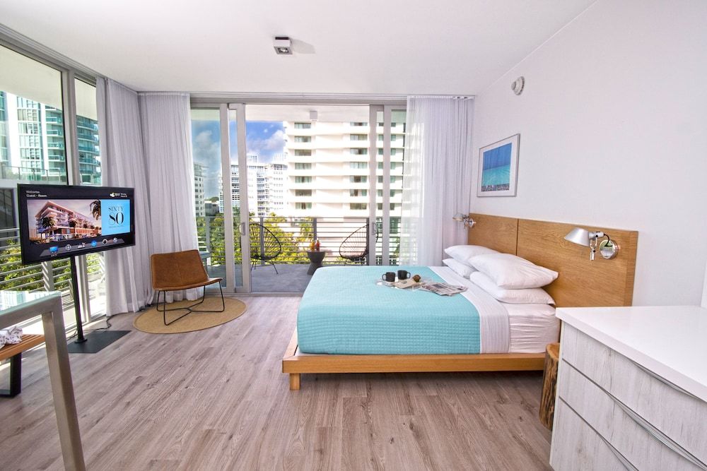Penthouse Corner Studio - With Balcony