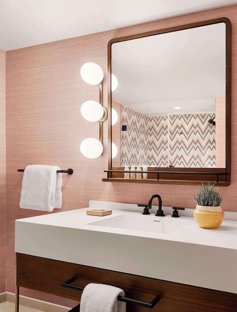 Graduate by Hilton Tucson Room, 1 King Bed, Accessible Bathtub, Bathtub 3