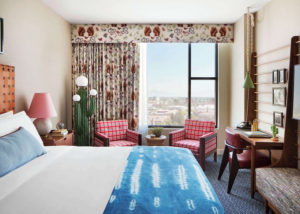 Graduate by Hilton Tucson Room, 1 King Bed, Accessible Bathtub, Bathtub 2