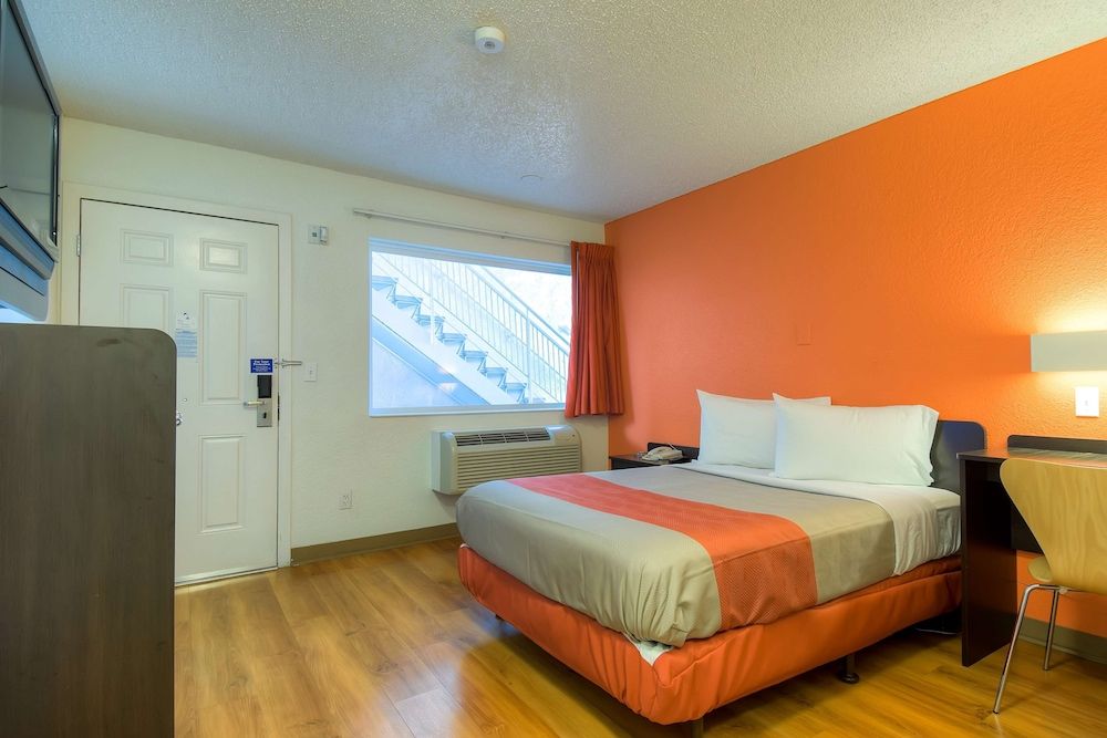 Deluxe Suite, 1 Queen Bed, Non Smoking, Kitchenette