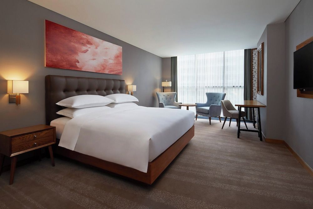 Room, 1 King Bed, Non Smoking, Pool View (Corner)