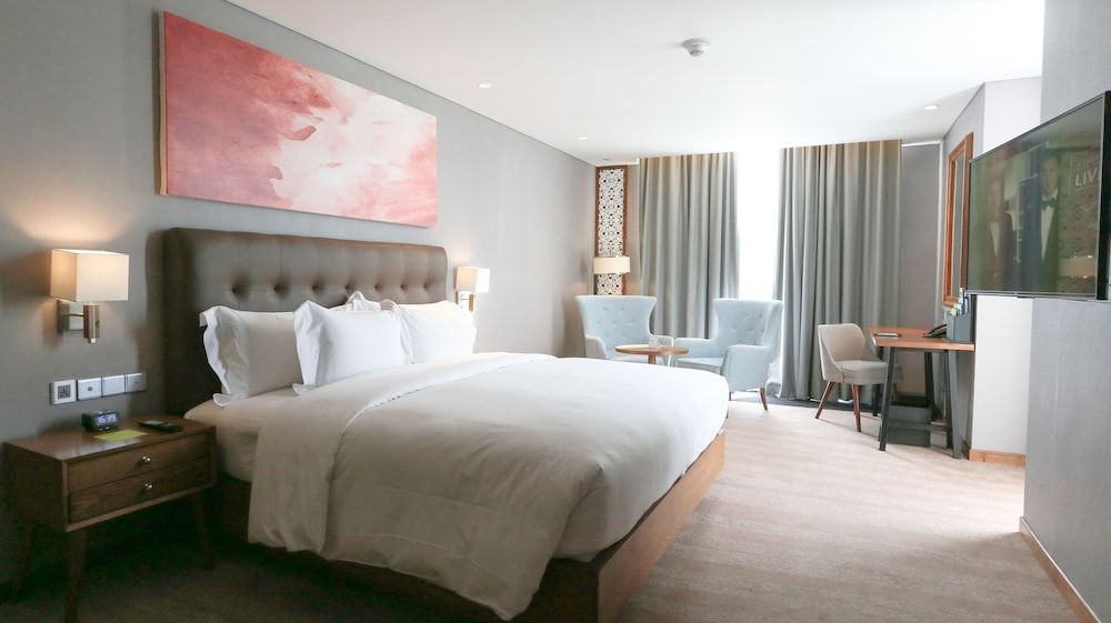 Room, 1 King Bed, Non Smoking, Pool View (Corner)