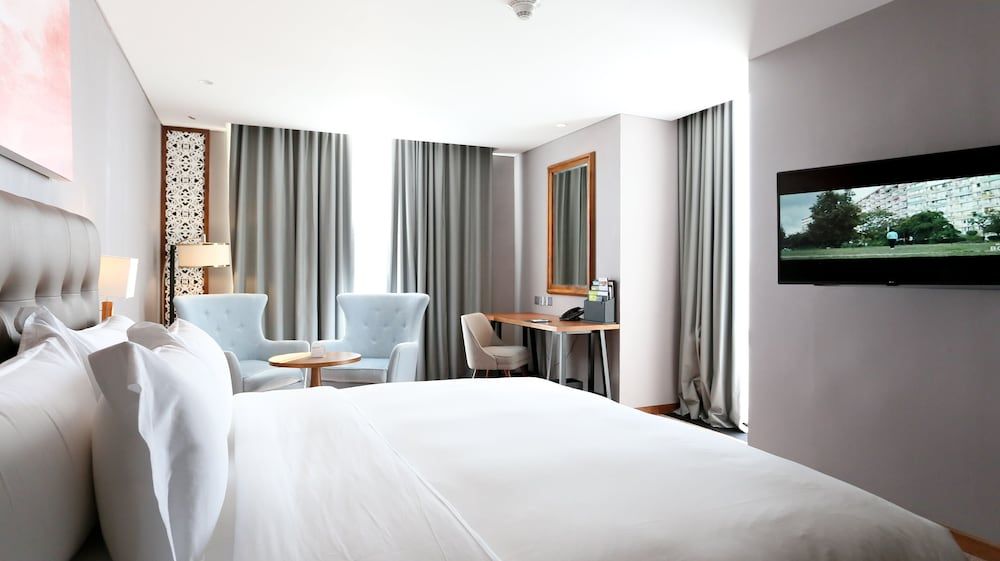 Room, 1 King Bed, Non Smoking, Pool View