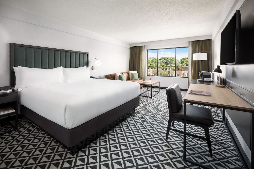 Room, 1 Queen Bed, Mobility Accessible (Roll-in Shower | Interior)