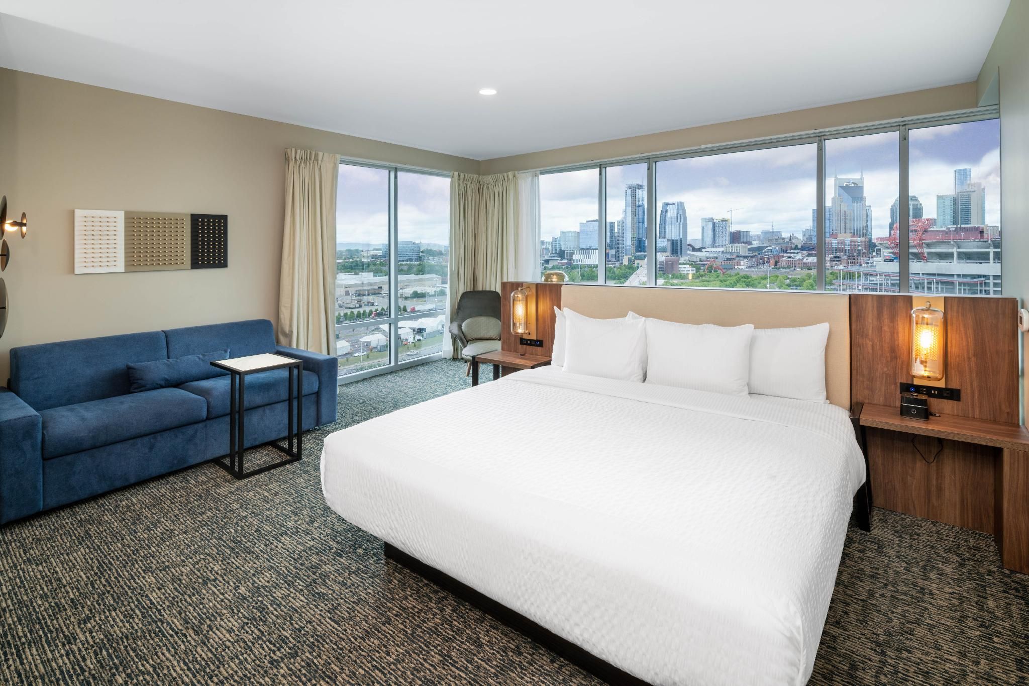 1 King Bed, Deluxe Corner Suite, Non-Smoking