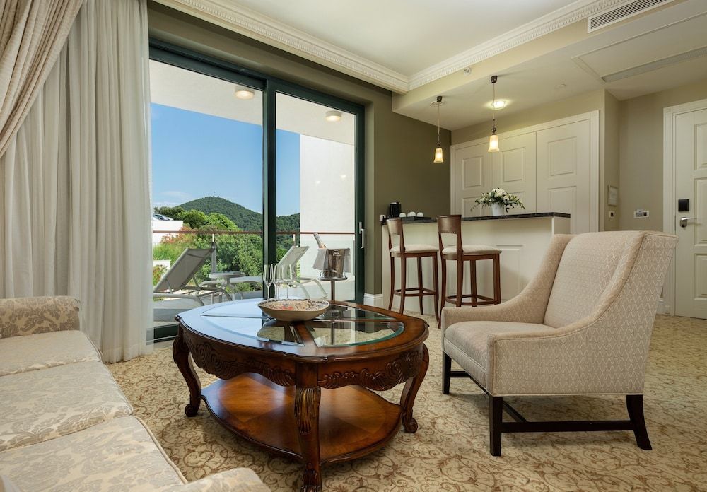 Royal Princess Hotel Deluxe Suite, 1 King Bed with Sofa bed, Balcony 9