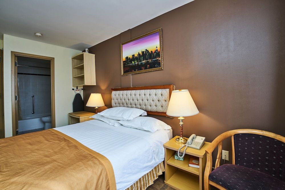 Flushing Hotel Queen Room 3