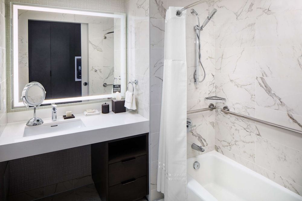 Hilton Miami Aventura Room, 2 Queen Beds, Accessible, Bathtub (Mobility) 2