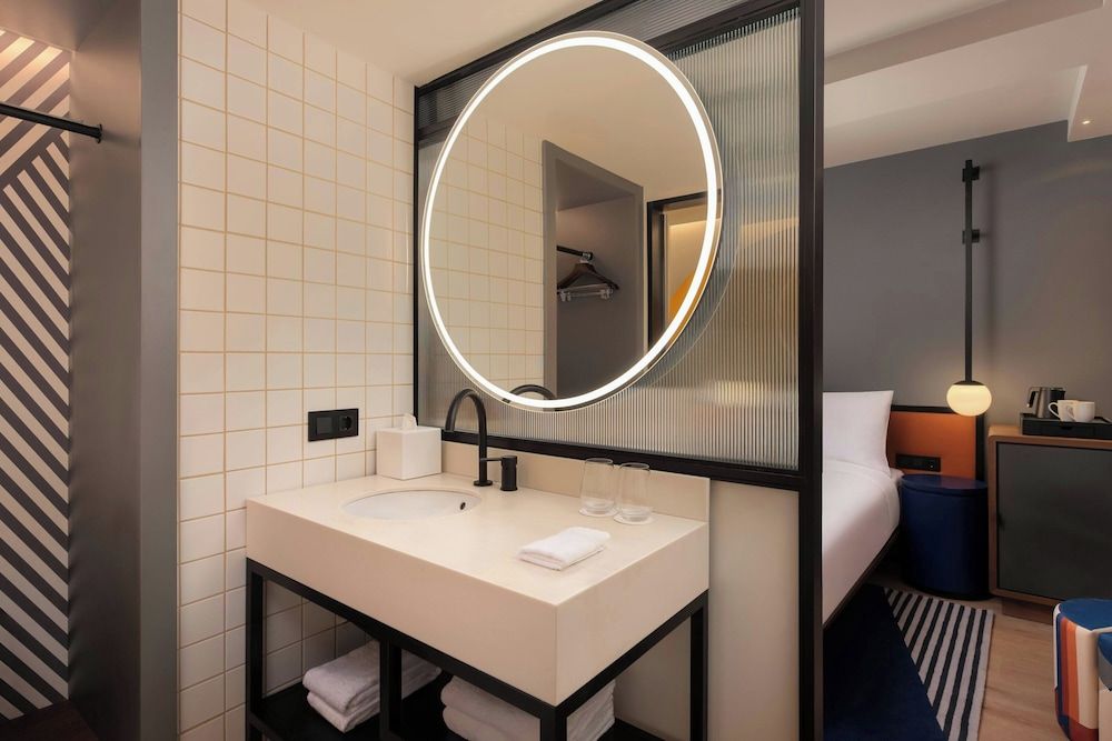 Aloft Madrid Gran Via Queen Room 9