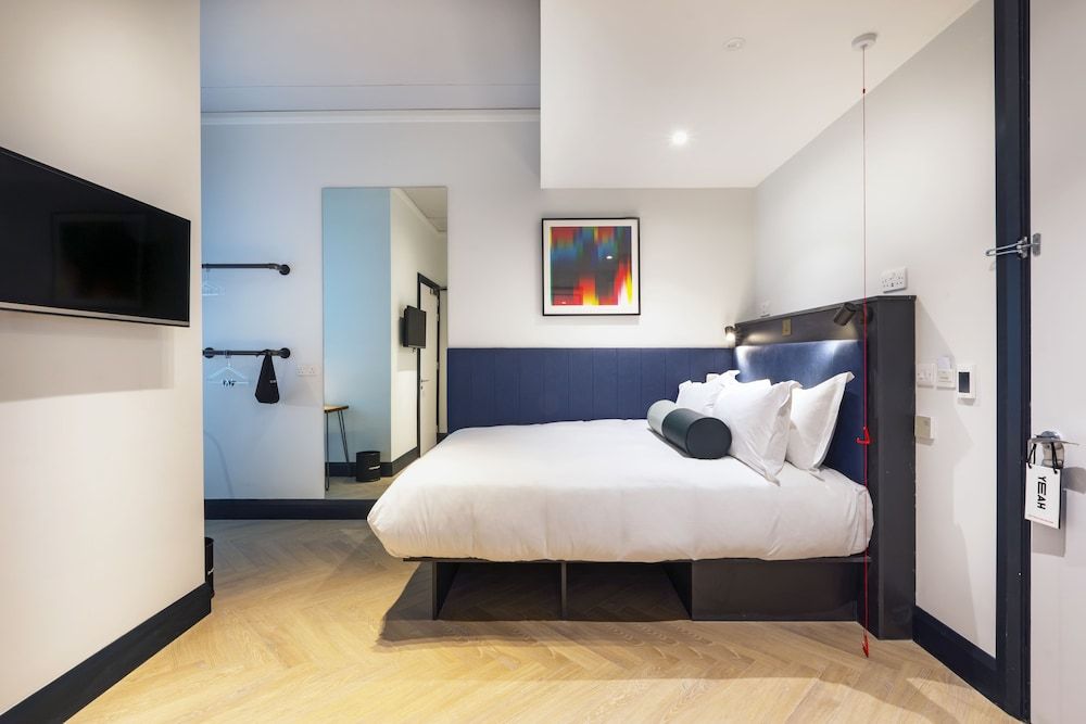 undefined The Hendrick Smithfield 4