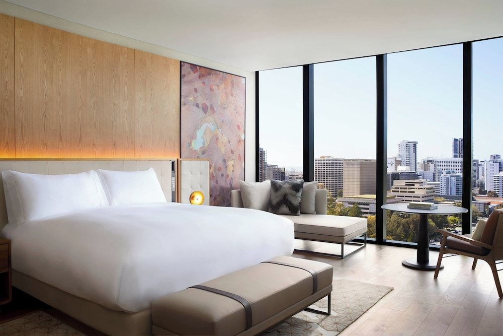Accessible Guest Room with Roll-in Shower, 1 King