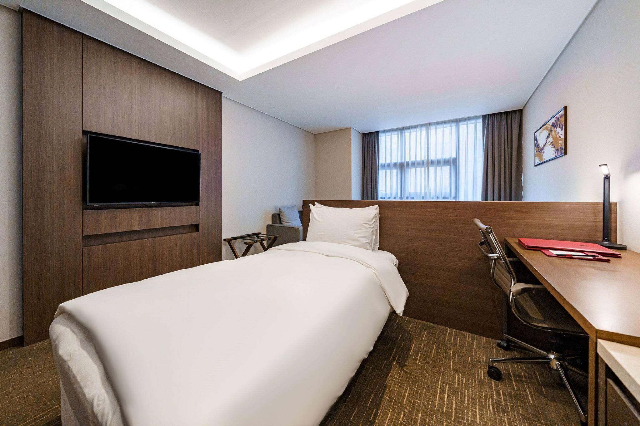 1 Queen Bed and 1 Twin Bed, Studio Family Room, Non-Smoking