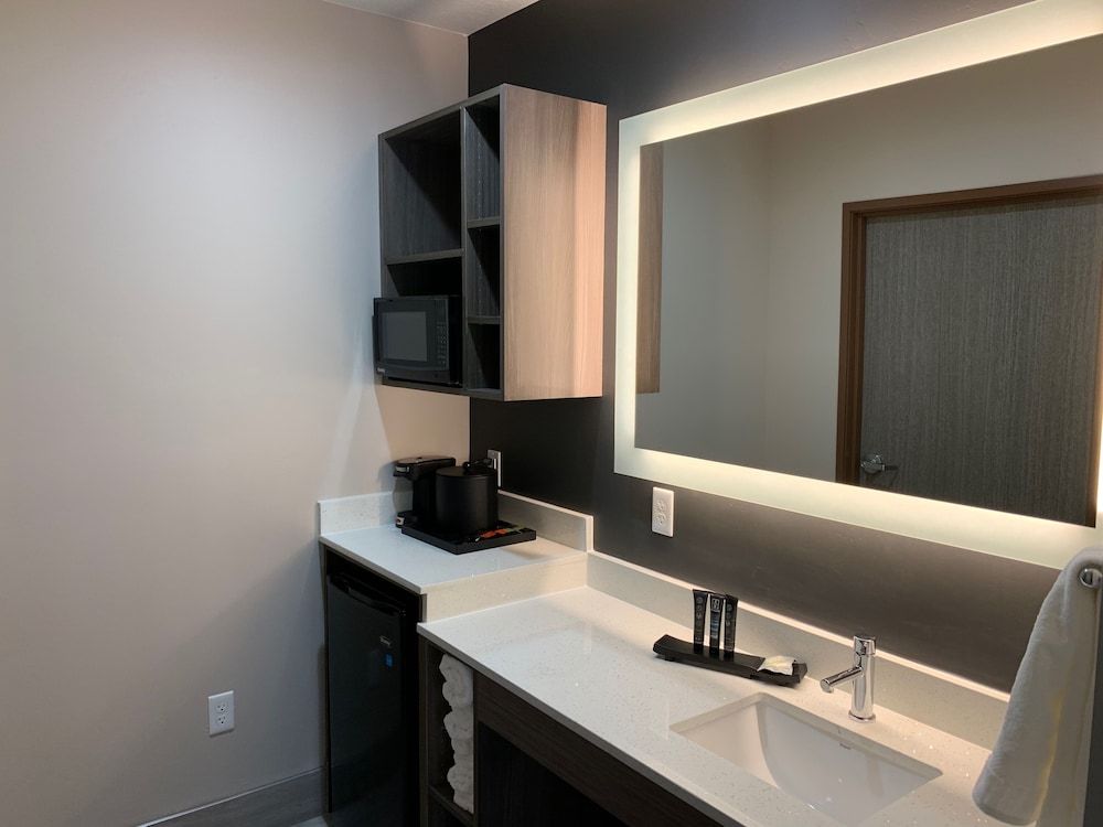 Zion Canyon Lodge Standard Room, 1 King Bed, Accessible 4