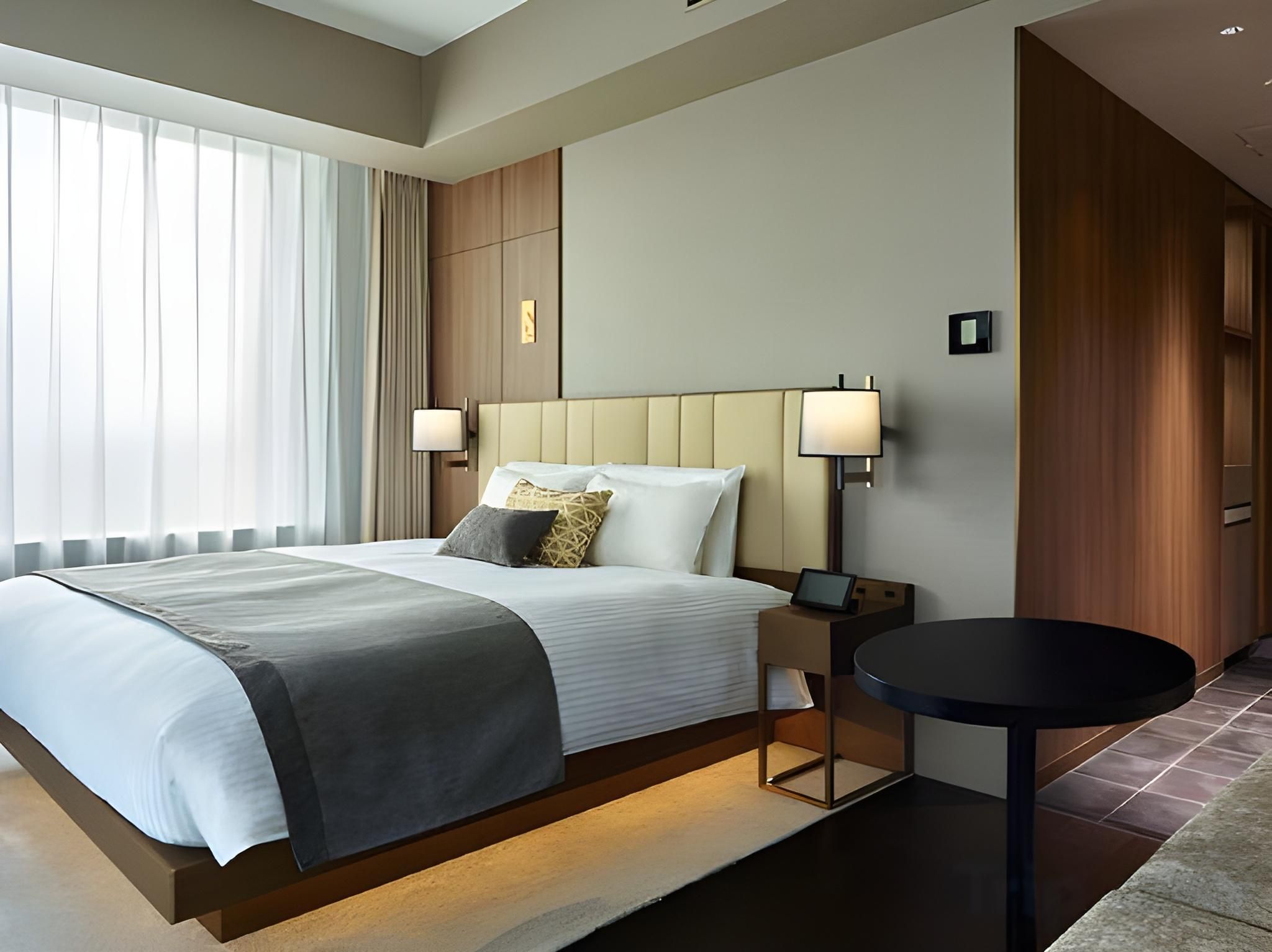 Deluxe - 1 King Bed