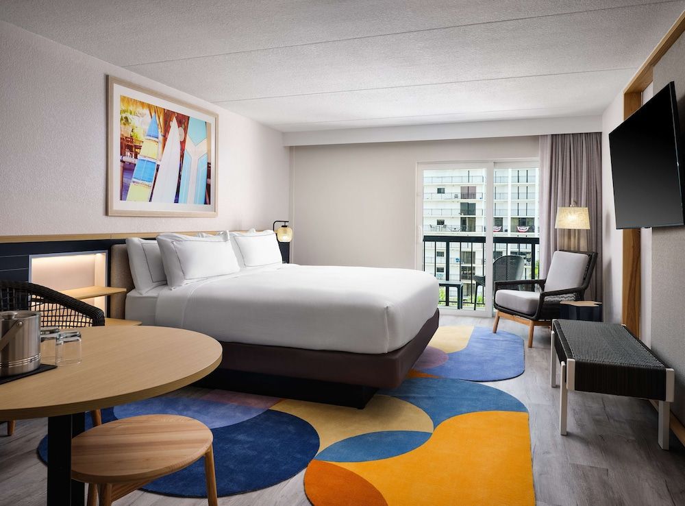 Room, 1 King Bed, Balcony, High Floor (Partial Ocean View)