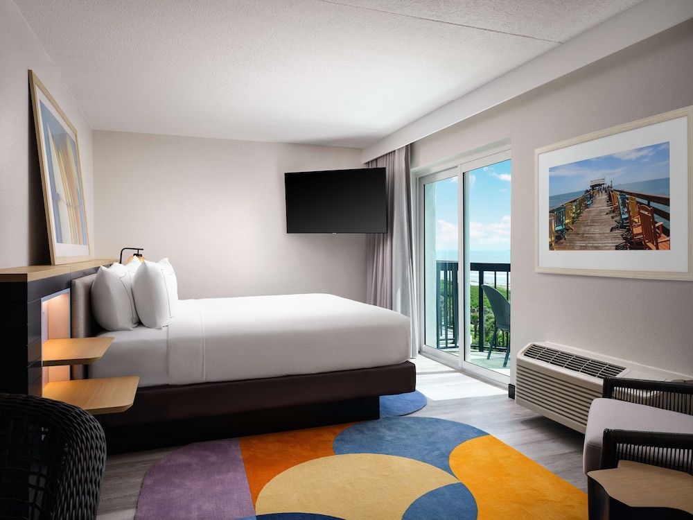 Suite, 1 King Bed, Balcony, High Floor (Partial Ocean View)