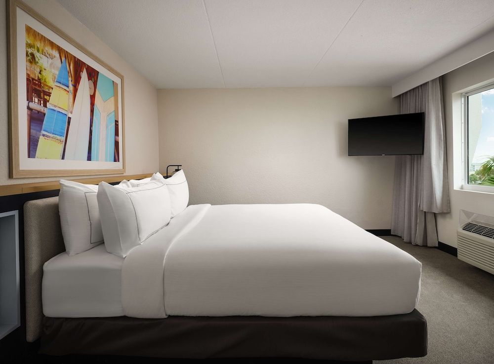 Suite, 1 King Bed, Balcony, High Floor (Partial Ocean View)