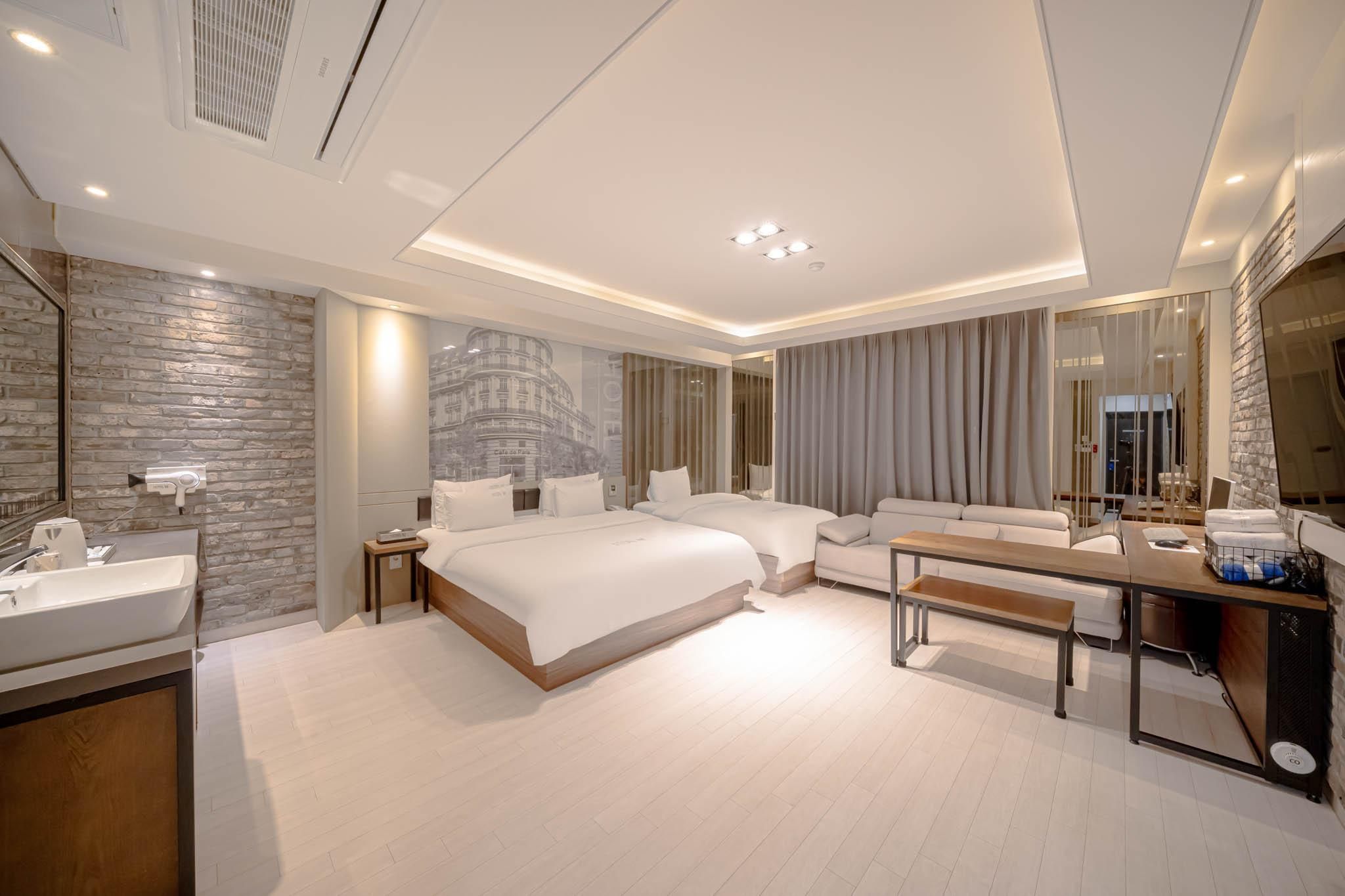 Standard Twin Room with City View