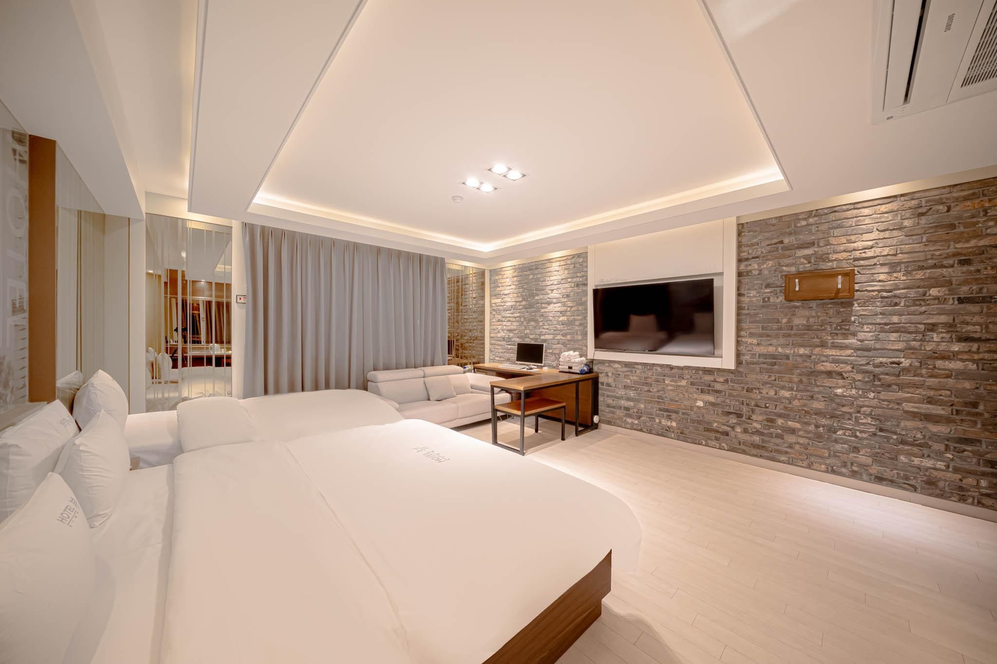 Standard Twin Room with City View