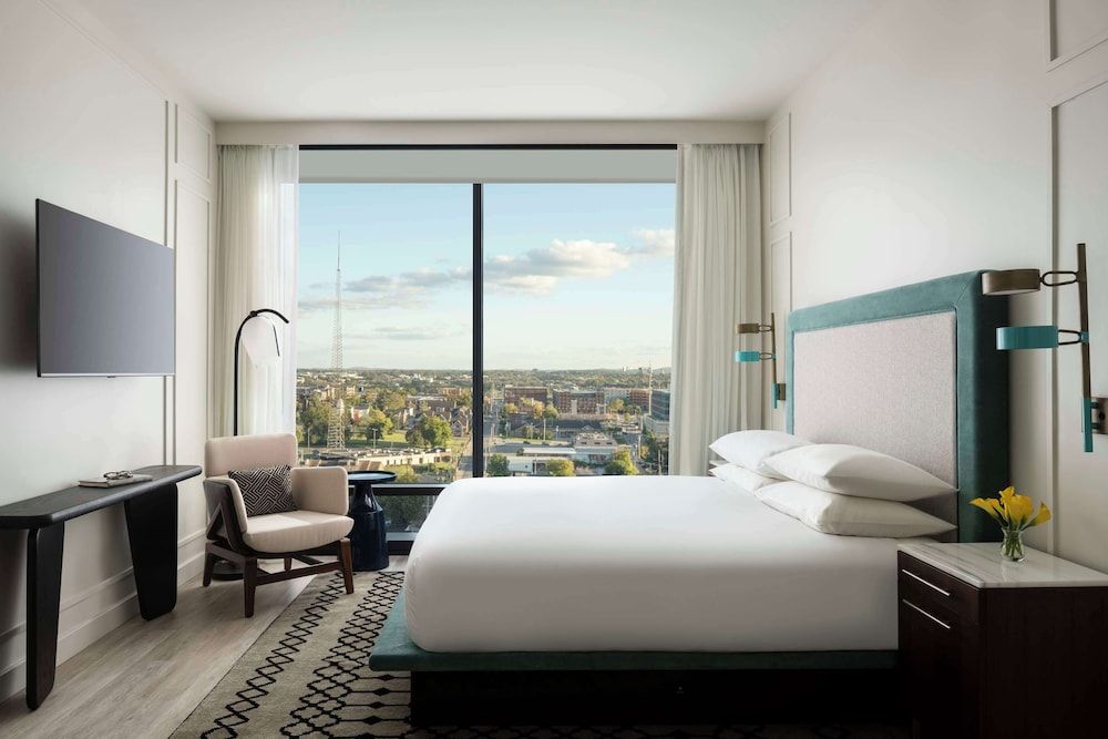 Room, 1 King Bed, Accessible (High Floor, Roll-In Shower)